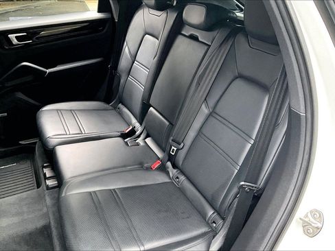 Used 2022 Porsche Cayenne Platinum Edition image 15