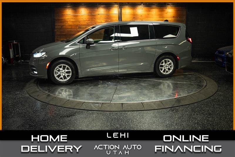 Used 2023 Chrysler Pacifica Touring-L FWD image 1