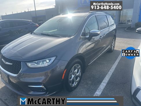 Used 2023 Chrysler Pacifica Limited image 1