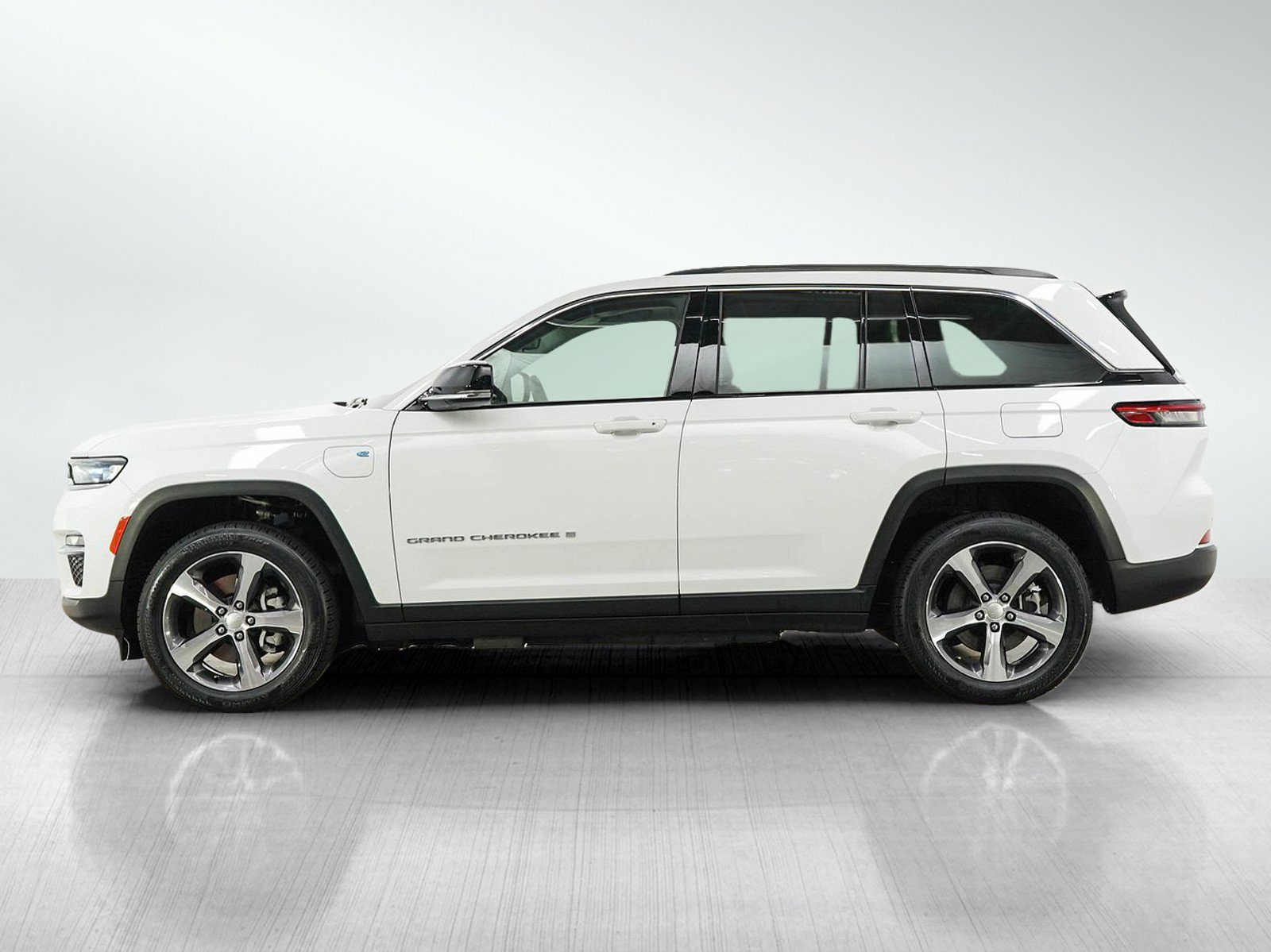 Used 2023 Jeep Grand Cherokee 4WD 4xe image 2