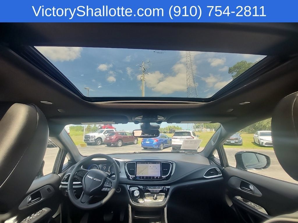 Used 2025 Chrysler Pacifica Limited FWD image 5