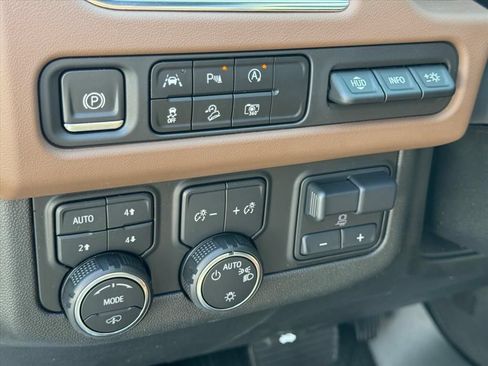 Used 2024 Chevrolet Tahoe High Country AWD/4WD image 19