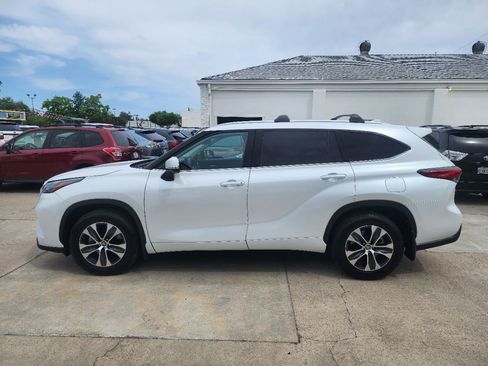 Used 2022 Toyota Highlander XLE FWD image 2