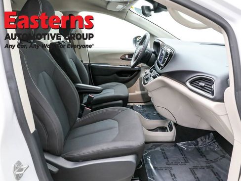 Used 2023 Chrysler Voyager LX image 22