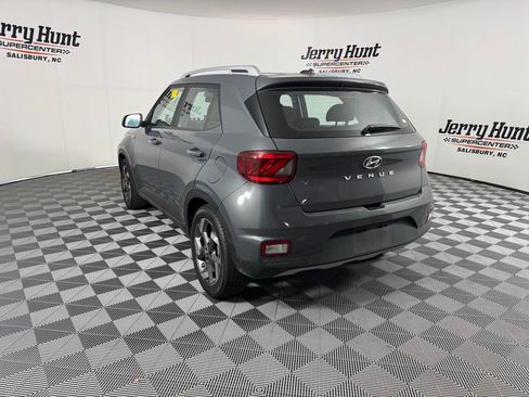 Used 2024 Hyundai Venue SEL image 11
