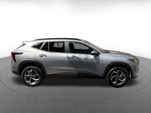 Used 2025 Chevrolet Trax LT FWD image 16