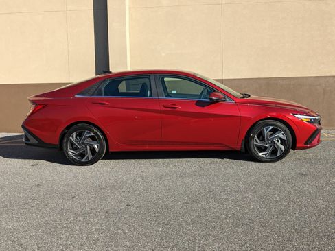 New 2025 Hyundai Elantra Limited image 3