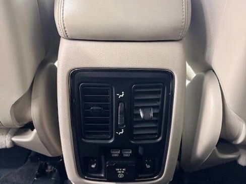 Used 2018 Jeep Grand Cherokee Limited image 24