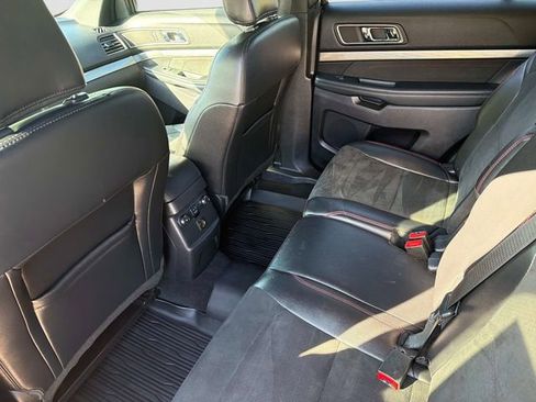Used 2019 Ford Explorer XLT w/ Equipment Group 202A AWD/4WD image 14