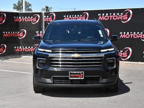 Used 2024 Chevrolet Traverse LT FWD image 2