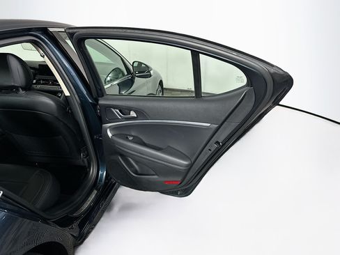 Used 2025 Genesis G70 2.5T RWD image 32