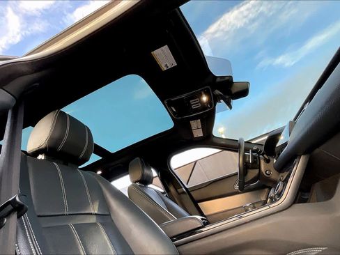 Used 2019 Land Rover Range Rover Velar R-Dynamic SE image 14