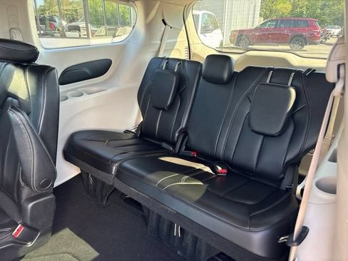 Used 2023 Chrysler Pacifica Touring-L FWD image 11