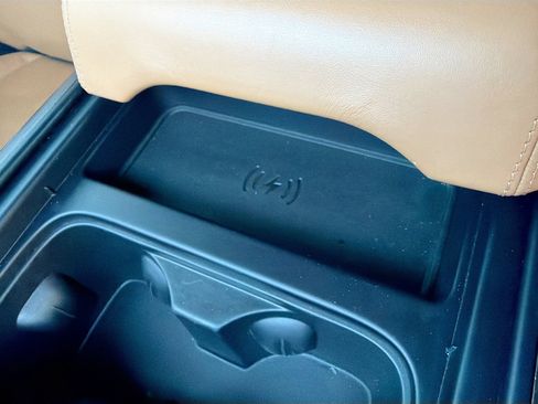 Used 2023 Land Rover Defender 130 X-Dynamic SE image 32