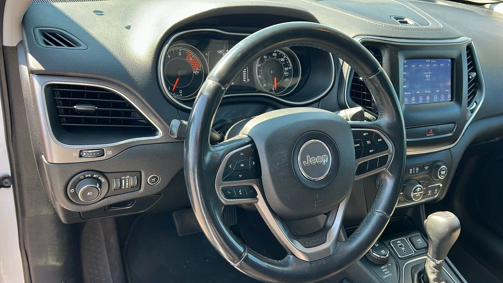 Used 2019 Jeep Cherokee Latitude Plus w/ Comfort/Convenience Group AWD/4WD image 10