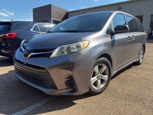 Used 2020 Toyota Sienna LE w/ LE Preferred Package FWD image 1