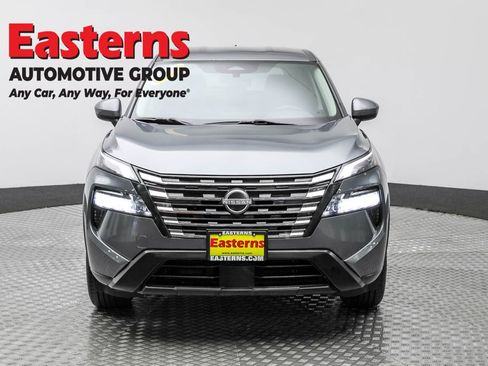 Used 2024 Nissan Rogue SV image 2