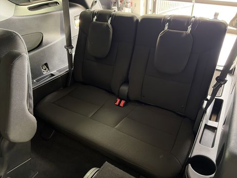 Used 2021 Ford Explorer XLT image 12