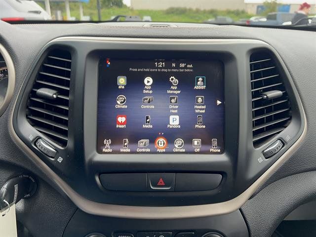 Used 2017 Jeep Cherokee Latitude w/ Cold Weather Group AWD/4WD image 18