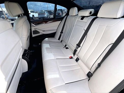 Used 2020 BMW M550i xDrive w/ Executive Package image 19