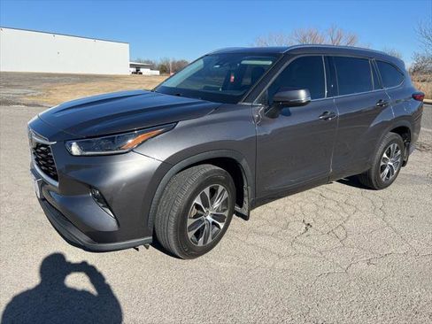 Used 2021 Toyota Highlander XLE image 1