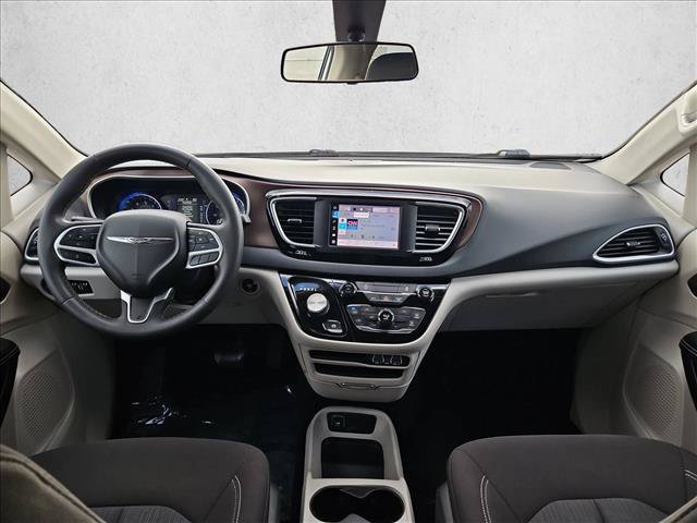 Used 2022 Chrysler Voyager LX FWD image 16