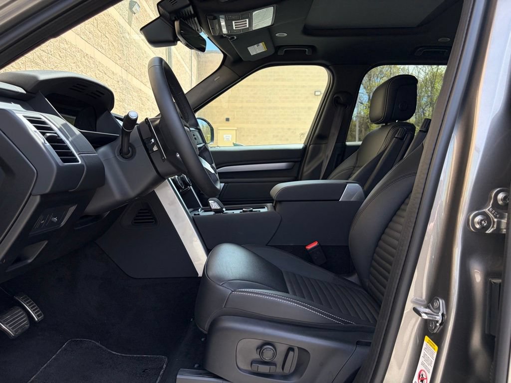 Certified 2025 Land Rover Discovery Dynamic SE AWD/4WD image 11