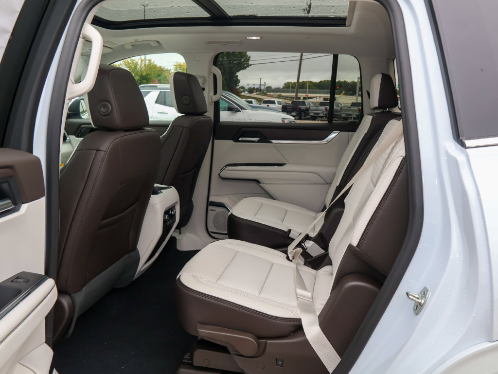 New 2027 GMC Acadia Denali w/ Denali Reserve Package FWD image 12