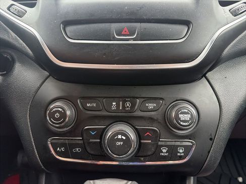 Used 2019 Jeep Cherokee Latitude w/ Popular Appearance Group AWD/4WD image 17
