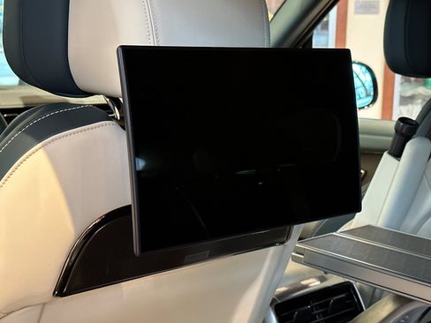 New 2025 Land Rover Range Rover SV image 14