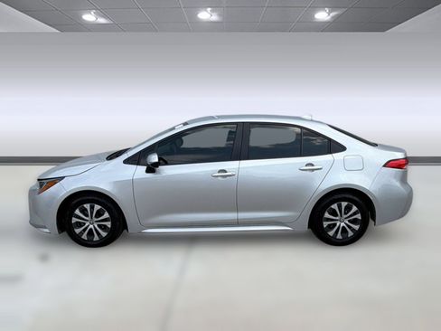 Used 2022 Toyota Corolla LE FWD image 2