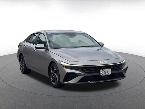 Used 2025 Hyundai Elantra SEL image 2