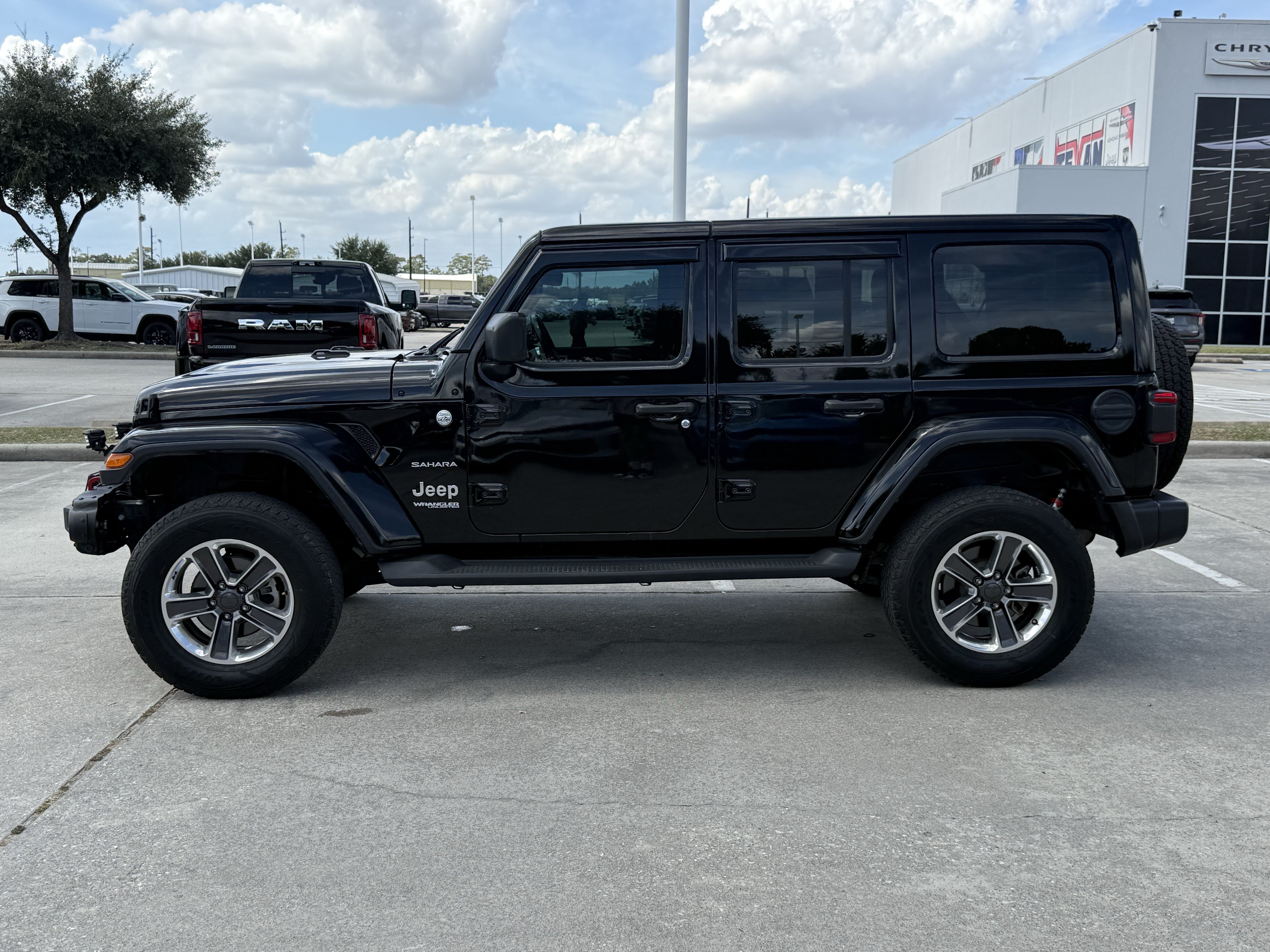 Used 2021 Jeep Wrangler Unlimited Sahara AWD/4WD image 8