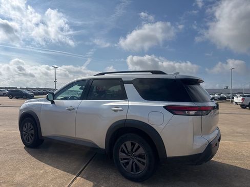 Used 2022 Nissan Pathfinder SV FWD image 14