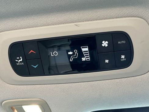 Used 2017 Chrysler Pacifica Limited w/ UConnect Theater Package FWD image 14