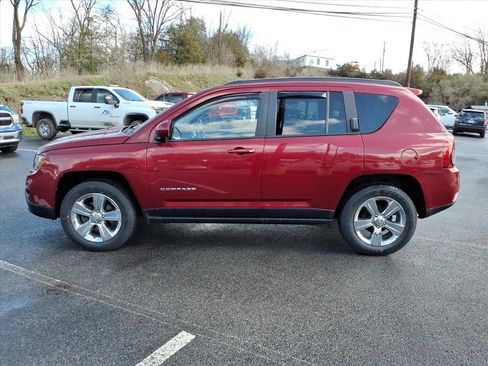Used 2017 Jeep Compass Latitude image 2