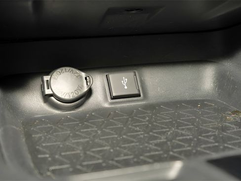 Used 2022 Toyota RAV4 XLE Premium image 16