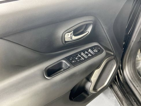Used 2022 Jeep Renegade Latitude w/ Convenience Group AWD/4WD image 18