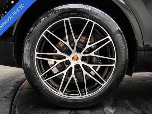 Used 2025 Porsche Cayenne AWD/4WD image 26