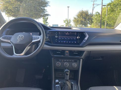 Certified 2022 Volkswagen Taos SE w/ Panoramic Sunroof Package FWD image 27