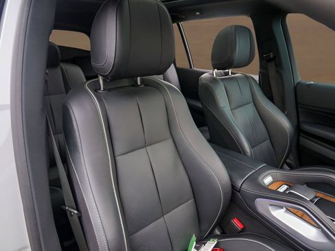 Used 2024 Mercedes-Benz GLS 580 4MATIC image 32