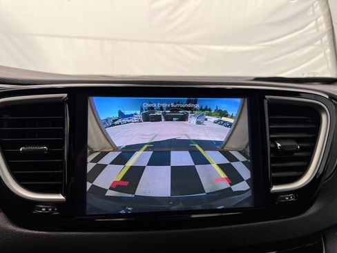 Used 2025 Chrysler Pacifica Select FWD image 37