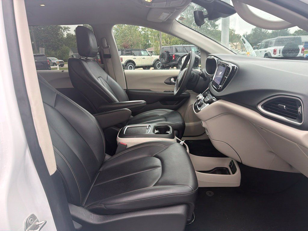 Used 2024 Chrysler Pacifica Touring-L FWD image 31
