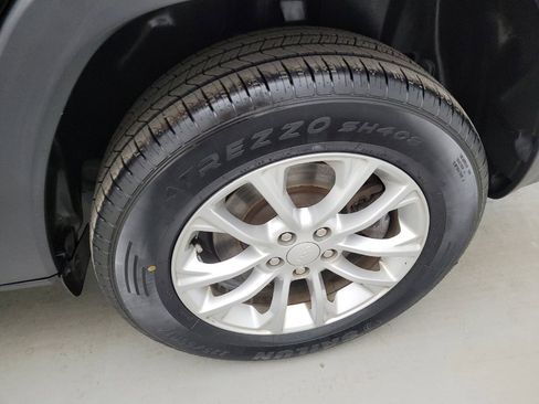 Used 2019 Jeep Cherokee Latitude w/ Cold Weather Group AWD/4WD image 31