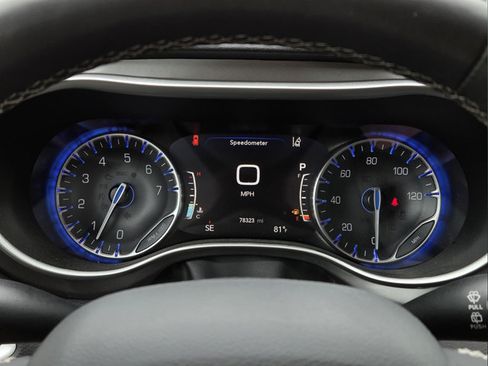 Used 2024 Chrysler Pacifica Touring-L FWD image 16