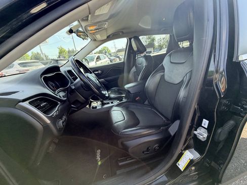 Used 2019 Jeep Cherokee Latitude Plus w/ Cold Weather Group AWD/4WD image 43