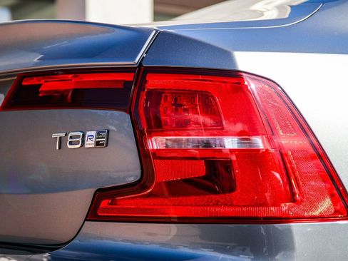 Used 2020 Volvo S90 T8 Inscription image 8