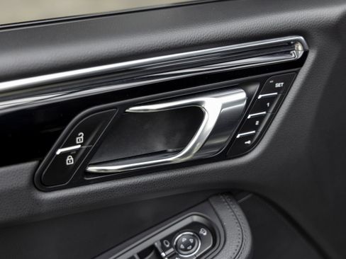 Certified 2026 Porsche Macan AWD/4WD image 22
