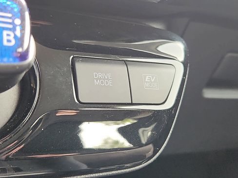 Certified 2022 Toyota Prius LE image 24