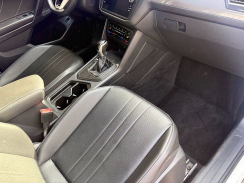 Used 2022 Volkswagen Tiguan SE w/ Panoramic Sunroof Package FWD image 30